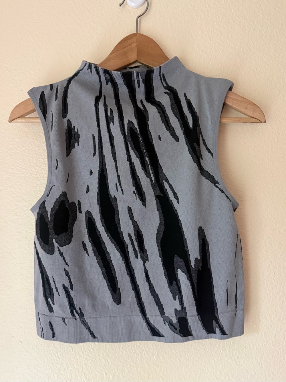 ❇️HALARA Gray & Black Abstract Mock Neck Tank 2 for $22❇️